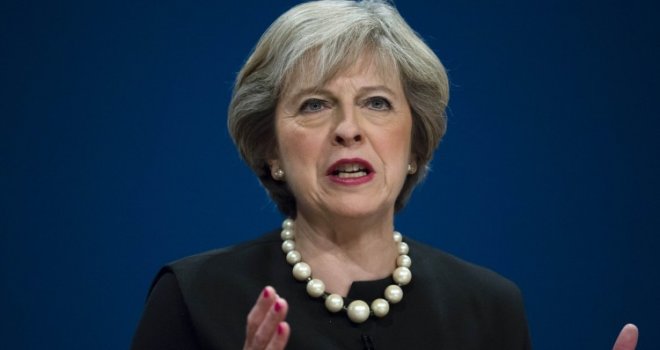 Britanska premijerka May 'pobjegla' od ljutih demonstranata, jurili za njenim automobilom