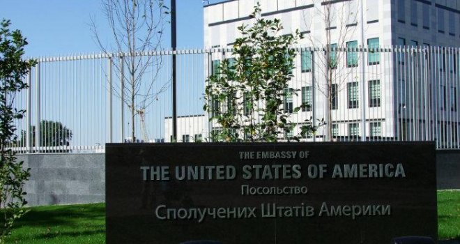 Eksplozivna naprava bačena na američku ambasadu u Kijevu