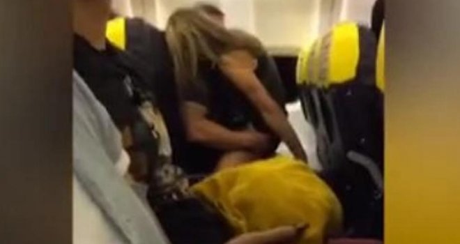 Pijani par bez imalo stida krenuo u 'akciju' u avionu punom putnika, i dok mu je ona sjedila u krilu...