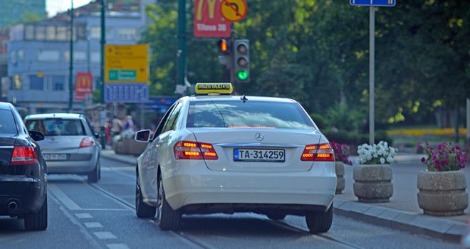 Taksisti u Sarajevu najavljuju poskupljenje vožnje: Start će biti najmanje 2,5 KM, a cijena po pređenom kilometru...