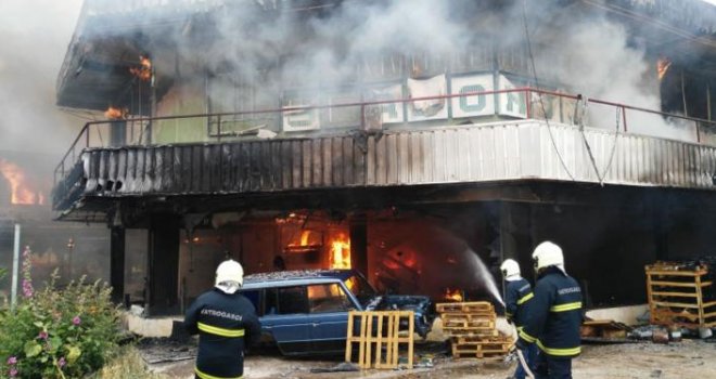 Požar u središtu Mostara, izgorio objekt bivšeg salon namještaja