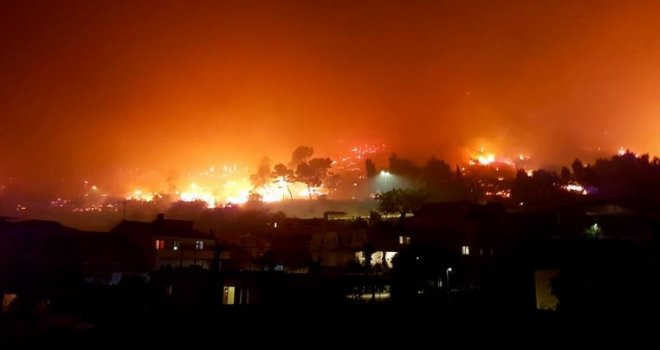 Zbog požara u Tučepima evakuisani turisti iz tri hotela