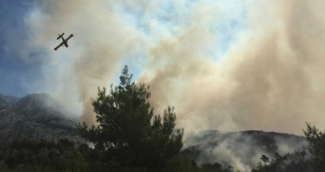 Požar kod Makarske gase vatrogasci i četiri kanadera, stigla i vojska