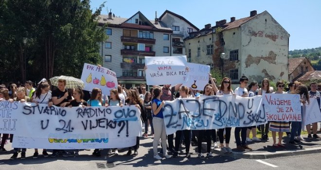 Protest učenika protiv 'dvije škole pod jednim krovom': 'U tim školama se odgajaju nacionalisti, naša borba tek počinje'