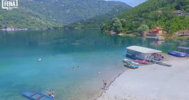 Na prvi dan ljeta stigli i prvi kupači: Osvježenje pronašli na Jablaničkom jezeru