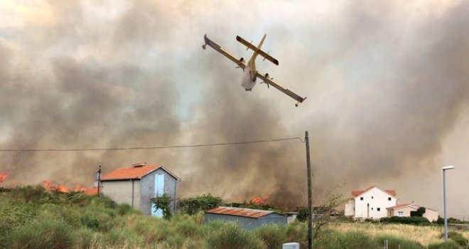 Dalmacija GORI: Kanaderi gase vatru kod Vodica, Šibenika i Šestanovca
