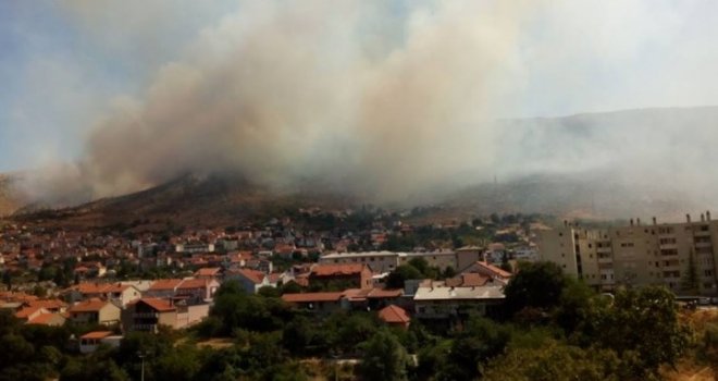 Požar se nadvio nad Mostarom, vatrogasci ne mogu da ga stave pod kontrolu  