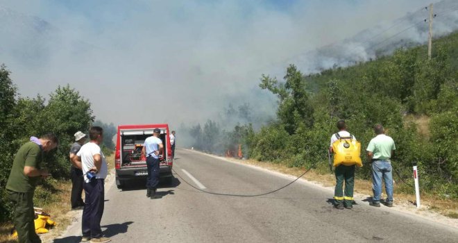 Zbog požara obustavljen saobraćaj na putu Ljubinje-Trebinje, vatra se približava kućama