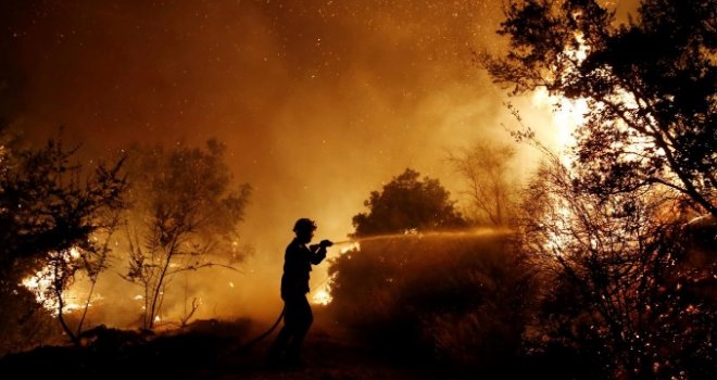 Požar u blizini Atine, mještani napuštaju domove