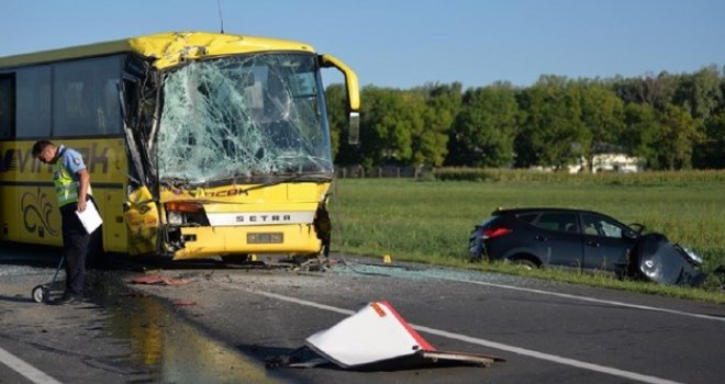 Teški udes u Hrvatskoj: U sudaru automobila i dva autobusa 13 ljudi povrijeđeno