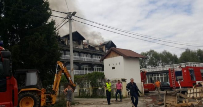 Veliki požar u Sarajevu: Vatra progutala krov kuće, na terenu osam vatrogasnih vozila