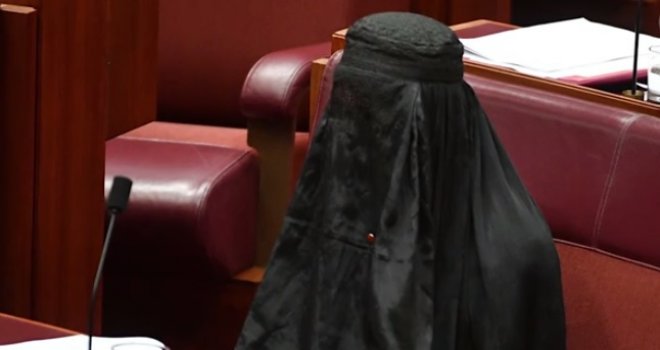 Liderka australijske ekstremne desnice šokirala noseći burku u Senatu, državni tužilac joj uputio savjet i upozorenje
