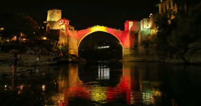 Stari most u bojama Španije: Solidarnost sa nevinim žrtvama u Barceloni