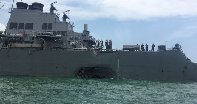 Strašan sudar američkog razarača i tankera: Nestalo deset mornara