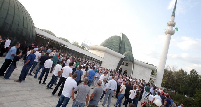 'Zatrpana' džamija u Zagrebu, nisu mogli svi stati: Na Kurban-bajram namazu preko 2.500 muškaraca
