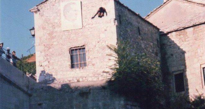 Banjalučanin prvi u istoriji skočio sa kule pored Starog mosta u Mostaru