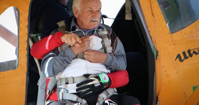 Djed Spasoje je ostvario svoju životnu želju-  u 82. godini skočio padobranom