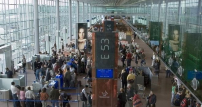 Putnici ogorčeni, propuštaju letove: U Londonu, Parizu, Cirihu... Satima čekaju u redu zbog ovog razloga 