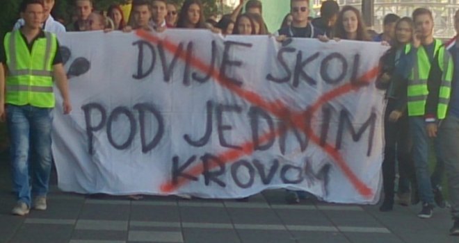 Srednjoškolci iz FBiH i RS u protestnoj šetnji Sarajevom: 'Ne želimo podjele i da nas odvajaju po krvnim grupama!'