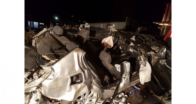 Mladić iz BiH poginuo za volanom BMW-a:  Sletio s ceste, pa se odbio o zid nadvožnjaka