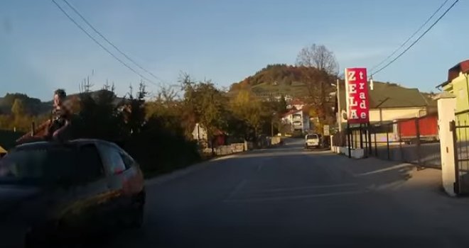 Šokantni snimak: Dijete sjedi na krovu automobila tokom vožnje putem Travnik - Zenica!