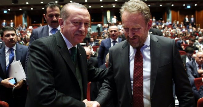 Bakir nema Alijinu harizmu, pa je sretan što se očeva slava i prijateljstvo s Erdoganom presipa i na njega