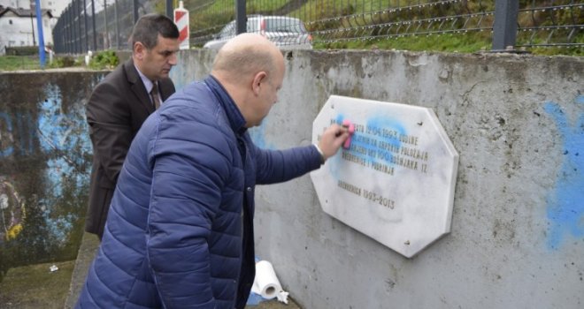 U Srebrenici oskrnavili spomen-obilježje ubijenim Bošnjacima: 'Ne smijete dirati žive rane!'