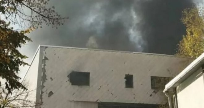 Požar u Sarajevu: Ogroman oblak dima suklja iz Mašinskog fakulteta