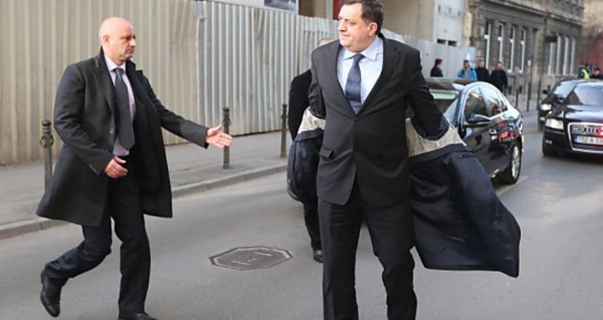 Dodik osvježava garderobu, pa raspisao tender: Za odijela 20.000 KM! Sve može, samo zeleno - ne!