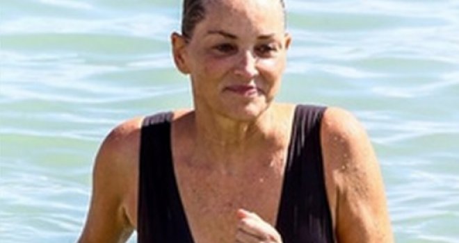 Dostojanstveno stari i neće 'pod nož': Šta kažete na  Sharon Stone (60) u kupaćem kostimu?