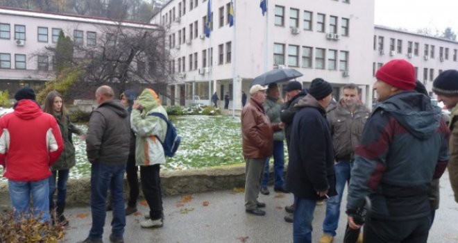 Bivši radnici 'Hidrogradnje' ispred zgrade Vlade podižu šatorsko naselje: Zahtijevaju osam plata i uvezivanje staža