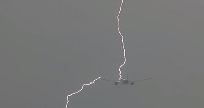 Nevjerovatan snimak: Avion tek poletio sa aerodroma kada je u njega udarila munja, a onda... 