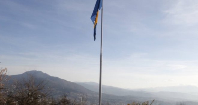 Iznad Sarajeva podignuta najveća zastava Bosne i Hercegovine u zemlji, Skaka: To je naš odraz poštovanja...