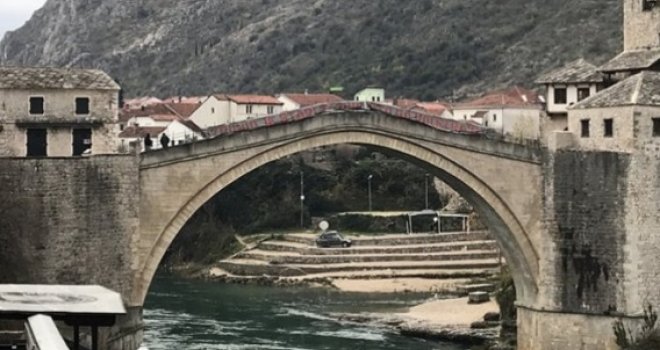 Na Starom mostu postavljen transparent: 'Izronio je Stari za one što ga vole'