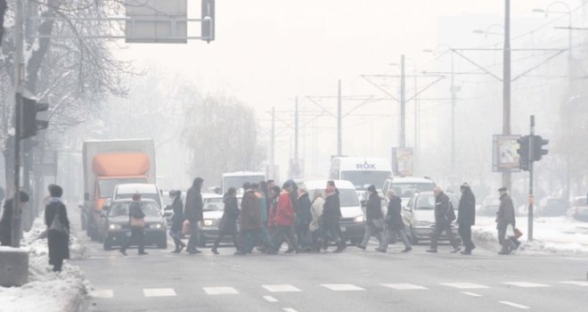 Građani Sarajeva i Tuzle se guše u smogu, nadležne institucije poručuju da je zrak čist!