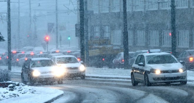 Snijeg paralisao BiH, kolaps u Sarajevu: Zimske službe još nisu izašle na teren, prevrnuo se teretni kombi na Rostovu
