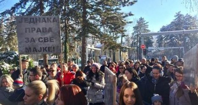 Mirni protest nezadovoljnih majki u Banjaluci: 