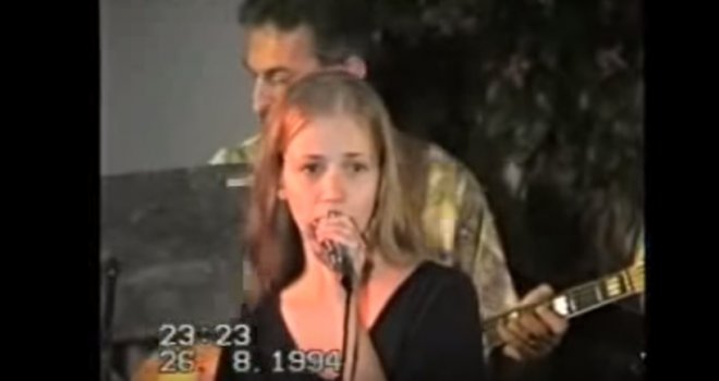Danas je seks bomba, a pogledajte je sa 17 godina: Ovo joj je jedan od prvih nastupa, ali tada je još izgledala poput curice