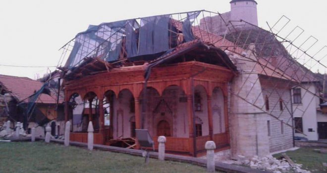 Snažan vjetar srušio munaru džamije u Tešnju