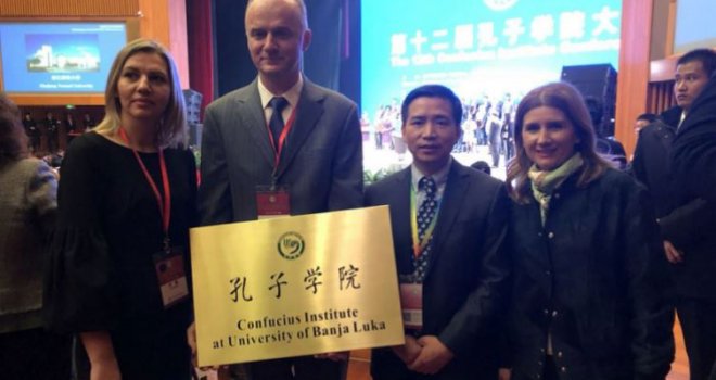 Banjalučki Univerzitet dobija Konfučijev institut: Rektoru uručena plaketa u Kini