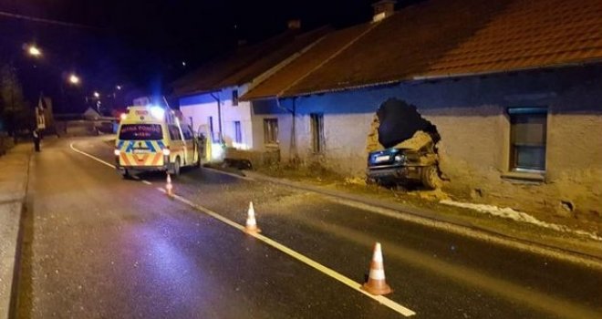 Nesreća kod Sarajeva: Automobil završio u kući