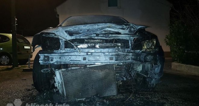 U kampusu Univerziteta 'Džemal Bijedić' izgorio automobil poznatog mostarskog imama 
