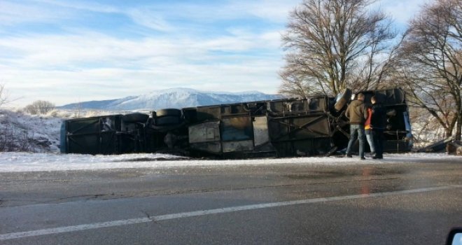 Nesreća kod Livna: U slijetanju autobusa s ceste jedan putnik teško povrijeđen, troje lakše
