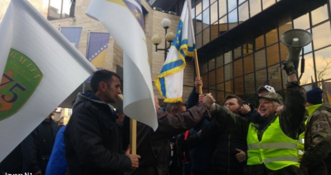 Više stotina sindikalaca i bivših boraca pred Parlamentom FBiH, pridružili im se i građani: 'Dosta ste nas krali'