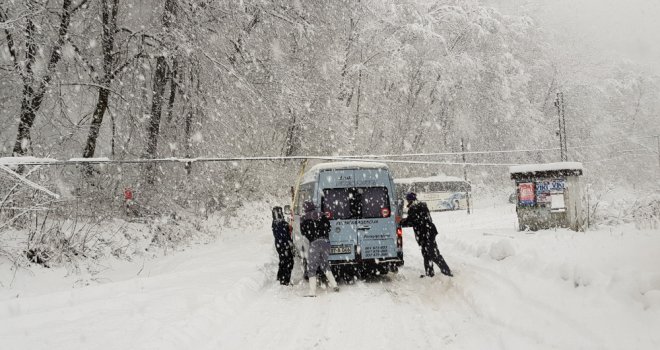U Bihaću zbog obilnog snijega obustavljena nastava, ministar pozvao gradonačelnika da očiste puteve