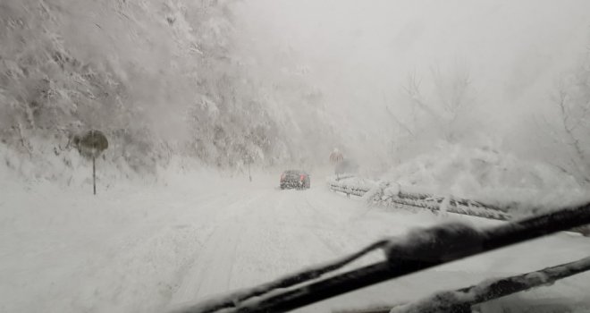 Zbog snijega otežan saobraćaj u većem dijelu BiH, aktivirali se odroni i klizišta