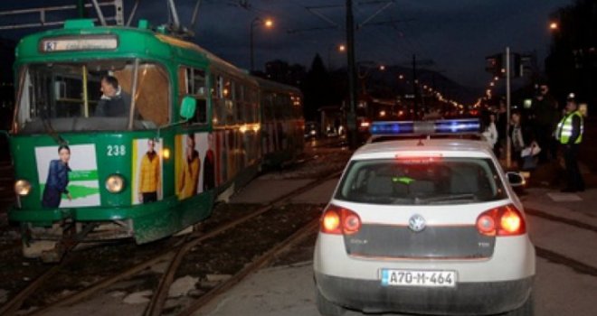 Horor u sarajevskom tramvaju: Trojica džeparoša brutalno pretukla svog 'kolegu' pred očima šokiranih putnika