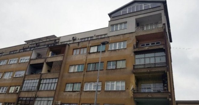 Zeničanin na krovu zgrade napravio kuću! 'Hladno' bez dozvole dogradio, razveo grijanje...