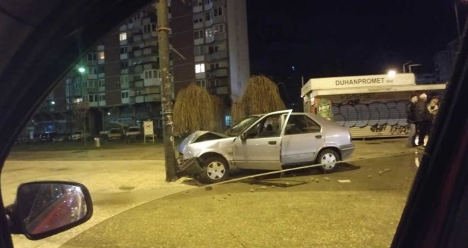 Saobraćajna nesreća u Sarajevu, automobilom udario u stub rasvjete