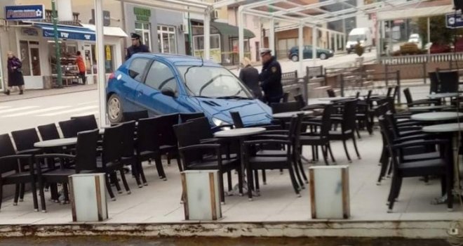 Neobična nesreća u Goraždu: Automobil završio u ljetnoj bašti